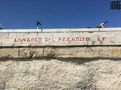 Accanto a essa un�altra scritta pone invece l�attenzione sul nome del luogo: �L.P. - L�Angolo del Paradiso�